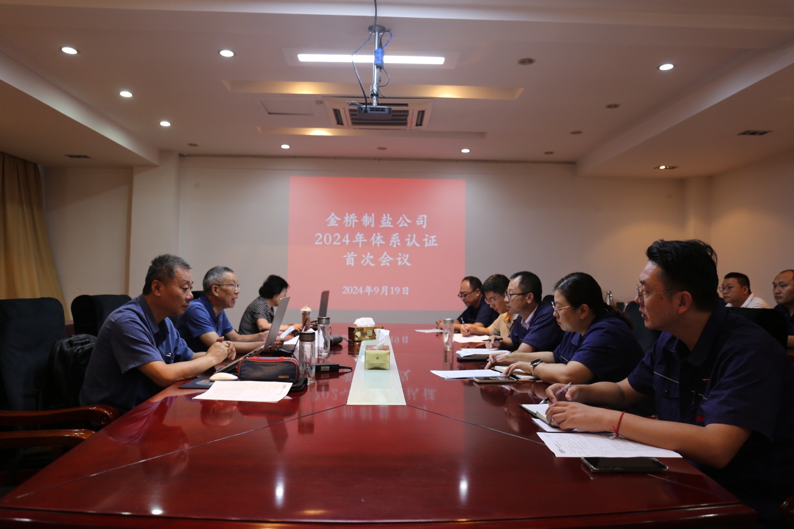 近日，金橋制鹽公司通過北京世標(biāo)認(rèn)證中心審核，給予食品安全管理體系、環(huán)境管理體系和職業(yè)健康安全管理體系認(rèn)證“保持認(rèn)證資格”的監(jiān)督審核結(jié)論，給予質(zhì)量管理體系認(rèn)證“再次注冊”的再認(rèn)證審核結(jié)論。通過審核，是對公司精細(xì)化管理成果的檢驗(yàn)，促進(jìn)公司內(nèi)控管理水平持續(xù)提升。（李曉月）