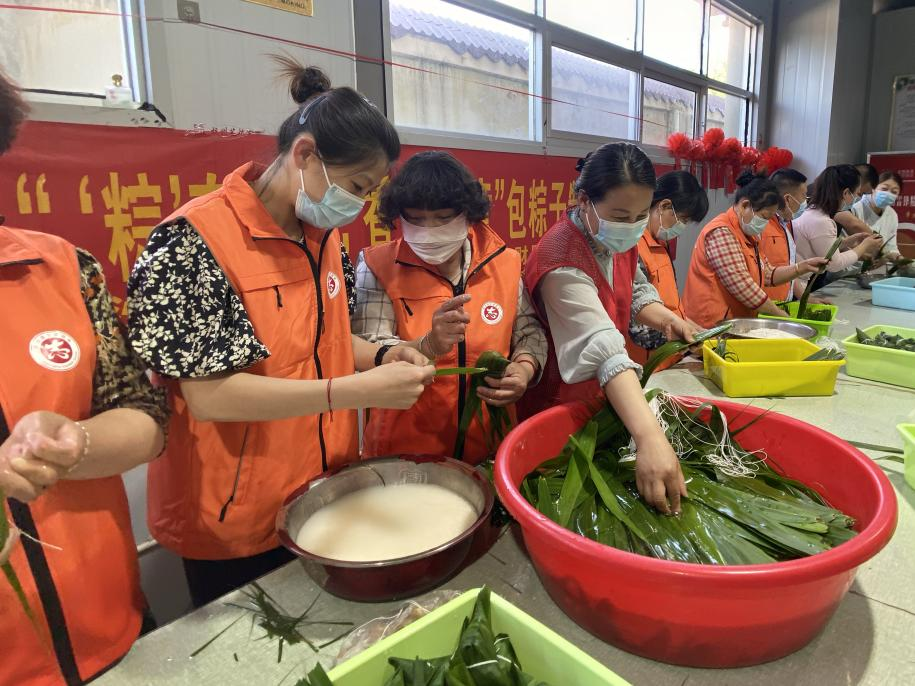 青口供電所黨支部聯(lián)合生產(chǎn)生活服務(wù)中心分會、黃沙坨社區(qū)，共同舉辦“悠悠艾草香 濃濃端午情”系列活動。.png